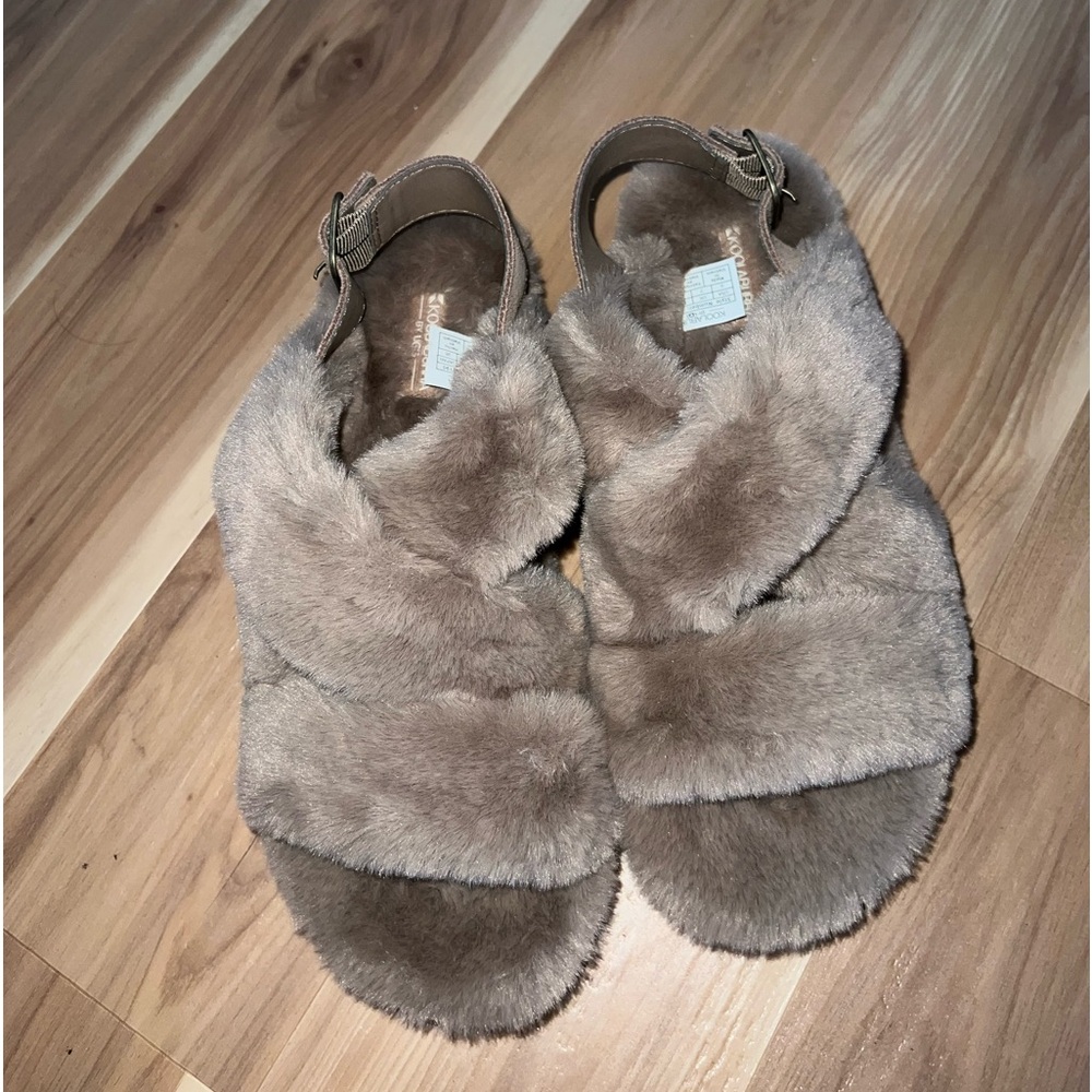 koolaburra fuzzy sandals